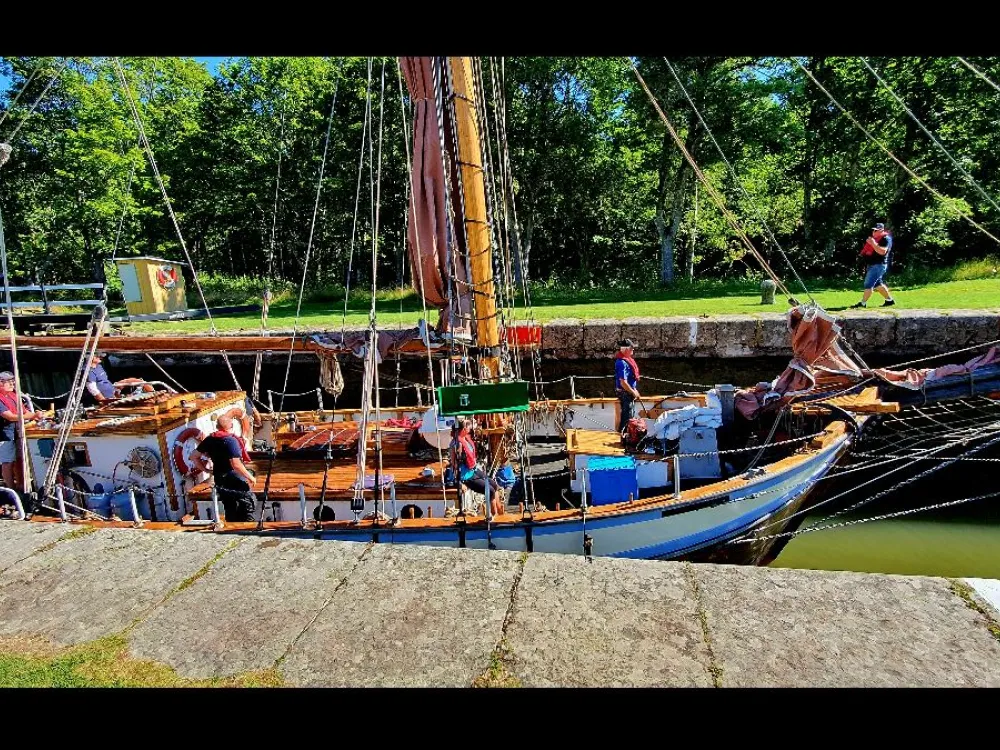 Följ med Oskar II på en längre kanaltur från Sjötorp mot Karlsborg