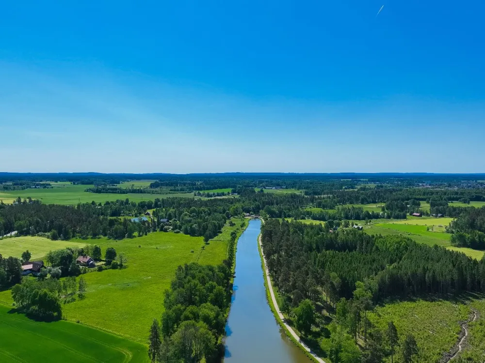 Följ med Oskar II på en längre kanaltur från Sjötorp mot Karlsborg