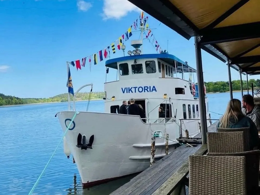 Dagskryssning med sluss & skärgård samt visning på Stegeborgs Slottsruin