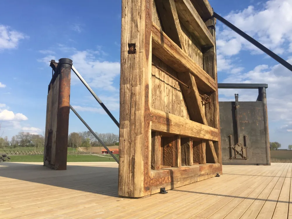 The lock gates close up