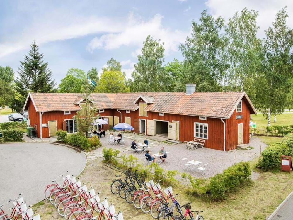 Rofyllt café i Töreboda. Här hittar du även cykeluthyrning!