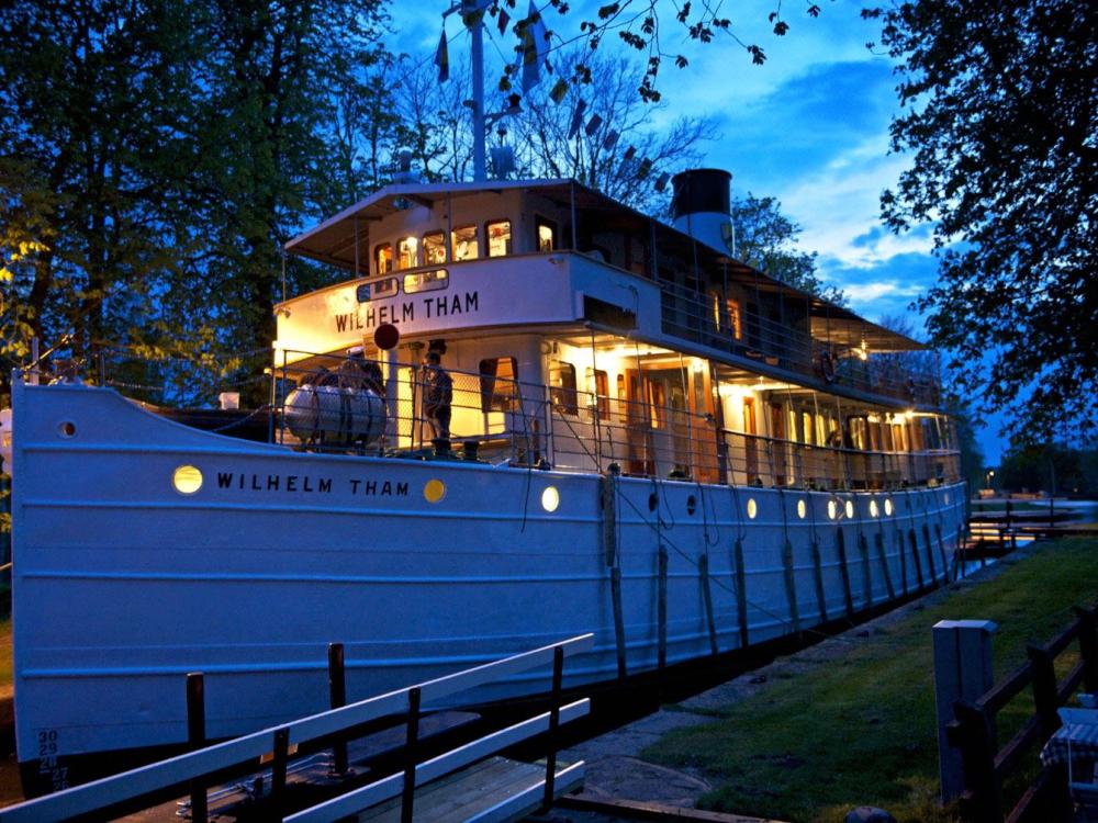 Premium cruise on the Göta Canal - enjoy Sweden's beautiful views