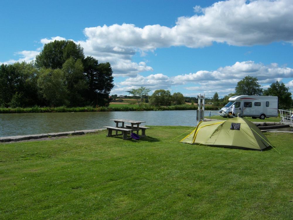 Camping pitch "canal view" incl electricity (No 21)