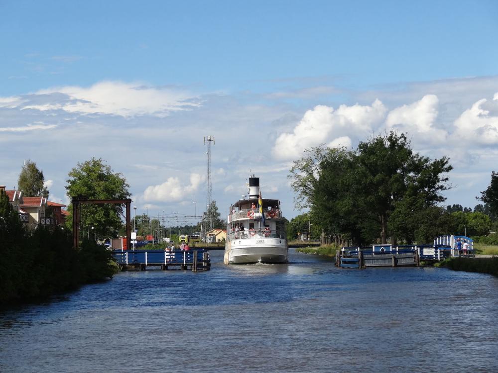 Töreboda Gästhamn - på båda sidor av kanalen