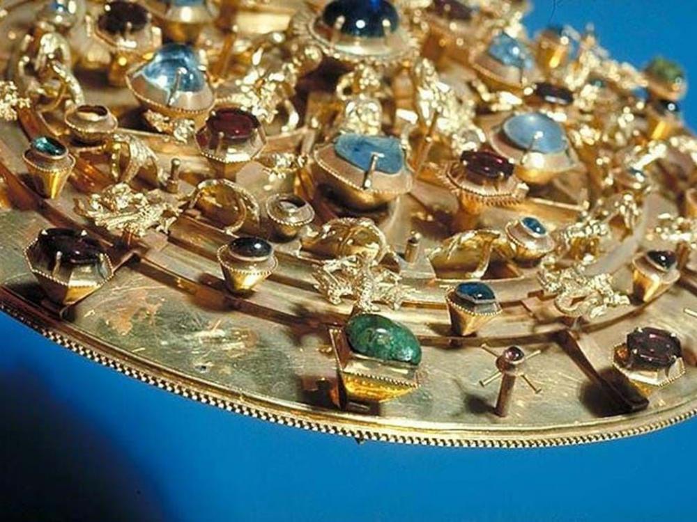 Medeltida smycken - Från enkelt ringspänne till juvelspäckad prelatring