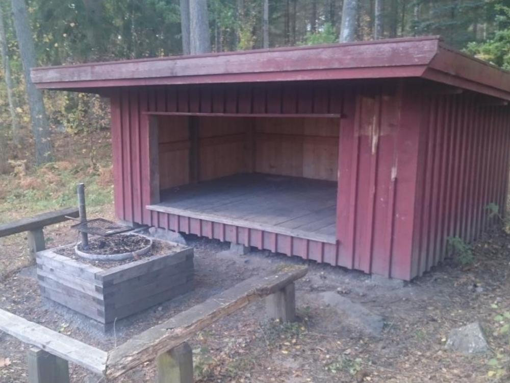 Rest stop with wind shelter and fire pit in Hajstorp