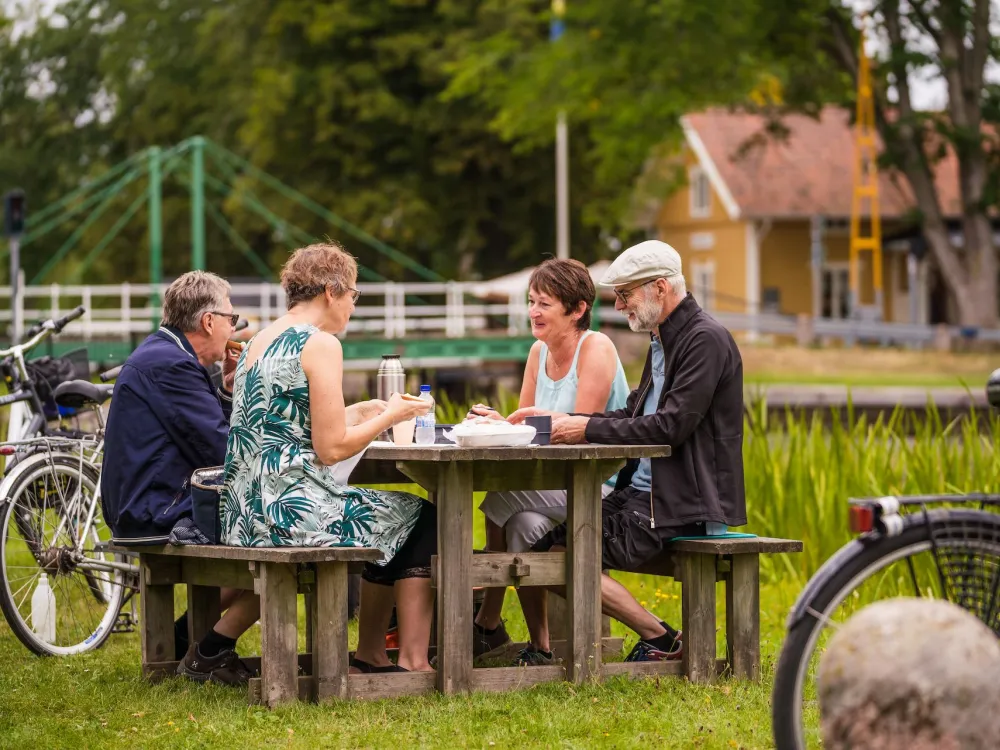 Rest stop with wind shelter and fire pit in Hajstorp