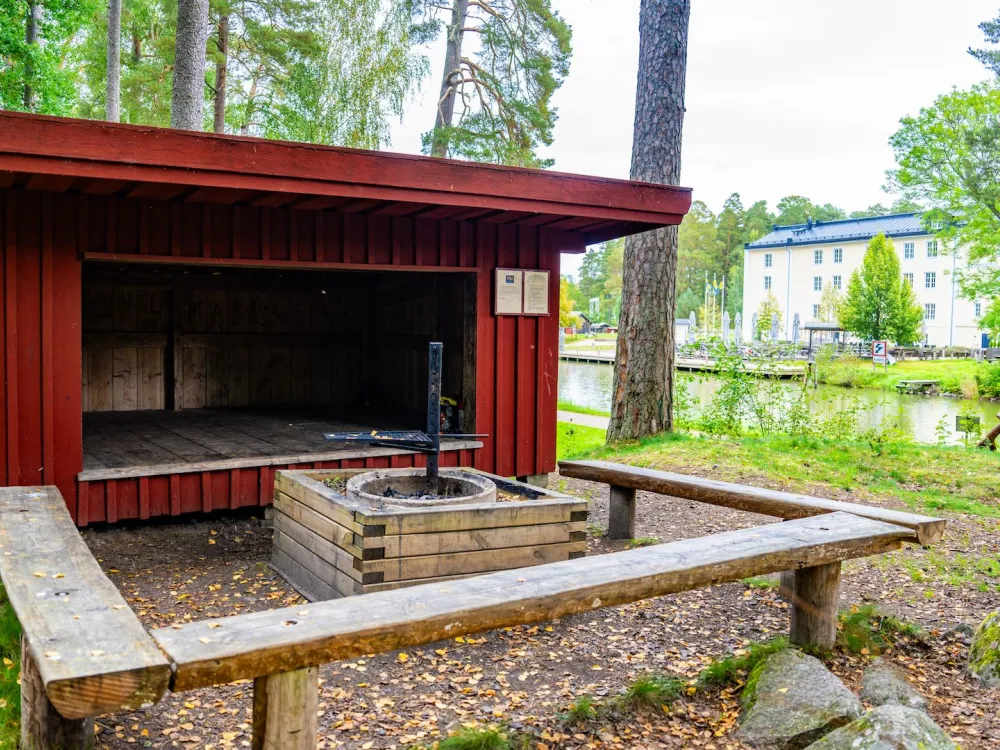 Rest stop with wind shelter at Norrkvarn