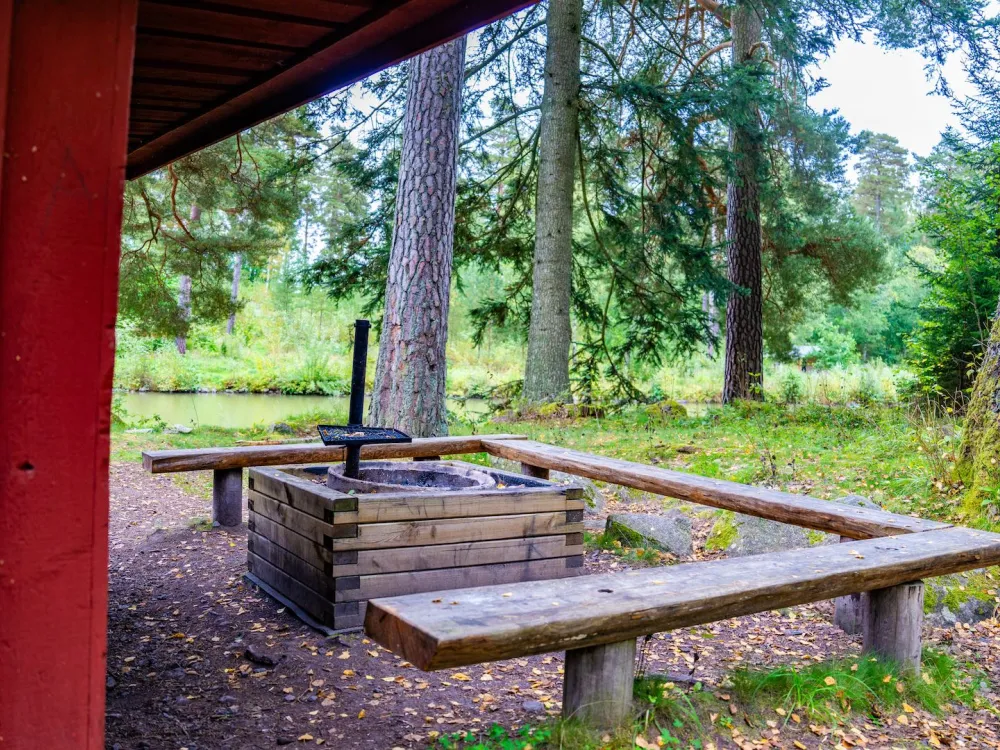 Rest stop with wind shelter at Norrkvarn