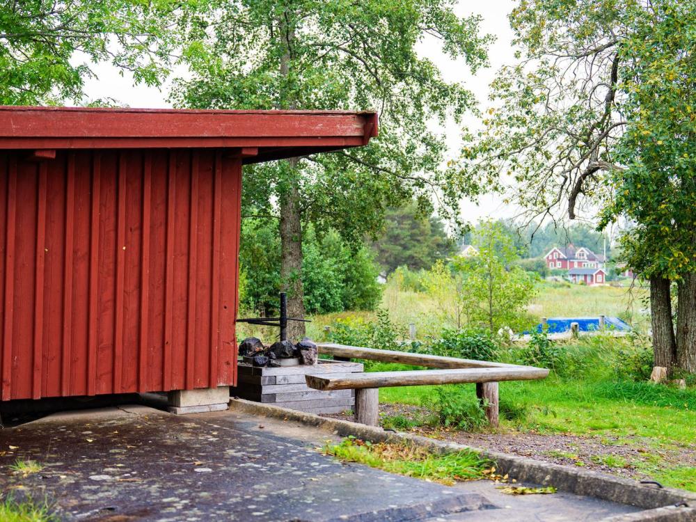 Rastplats med vindskydd och eldstad i Sjötorp