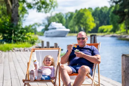 Familj chillar på bryggan 