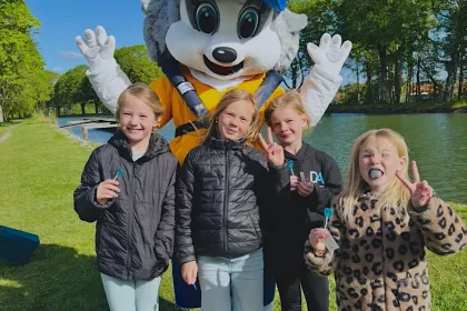 Grynet Grävling träffar barn