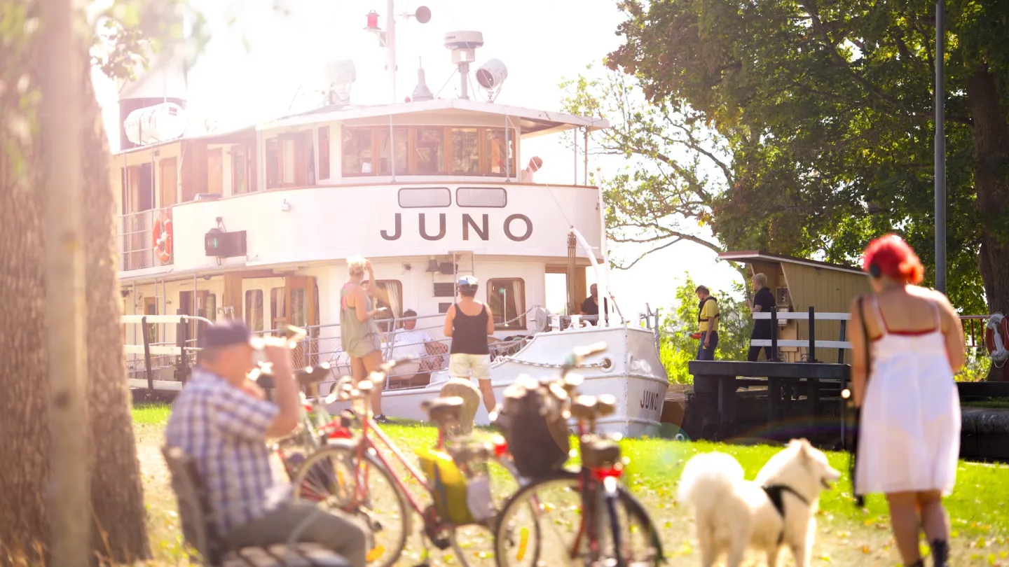 M/S Juno lockar många åskådare när hon slussar