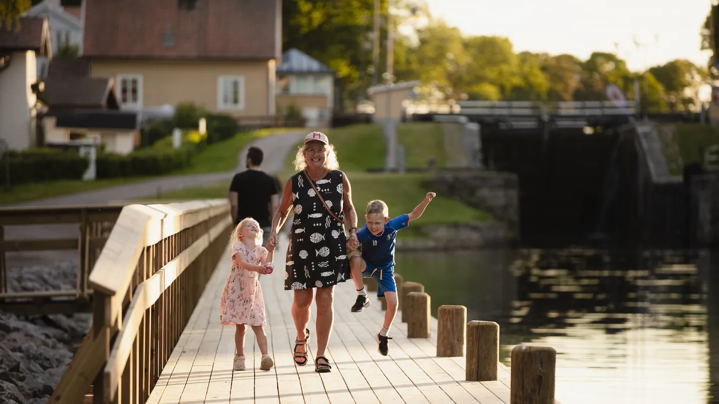 Kvinna med två barn på bryggan i Berg