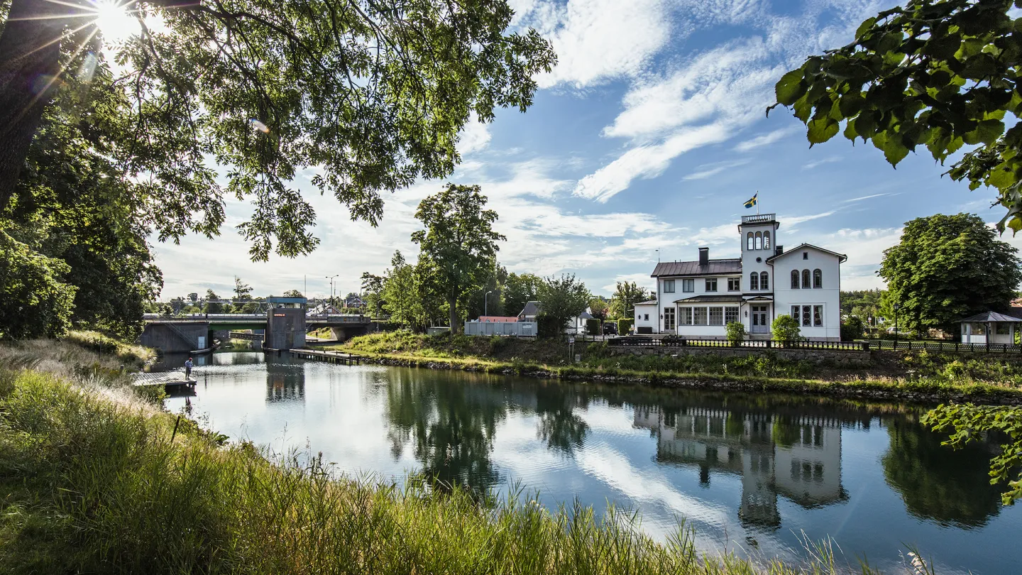 Villa vid spegelblank Göta kanal