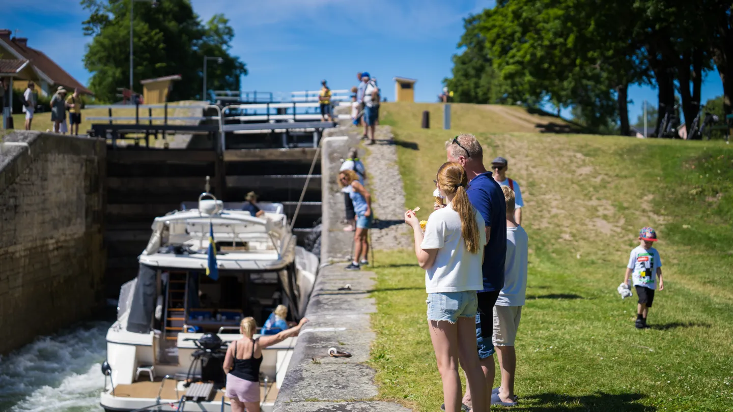 Slussning vid Göta kanal 