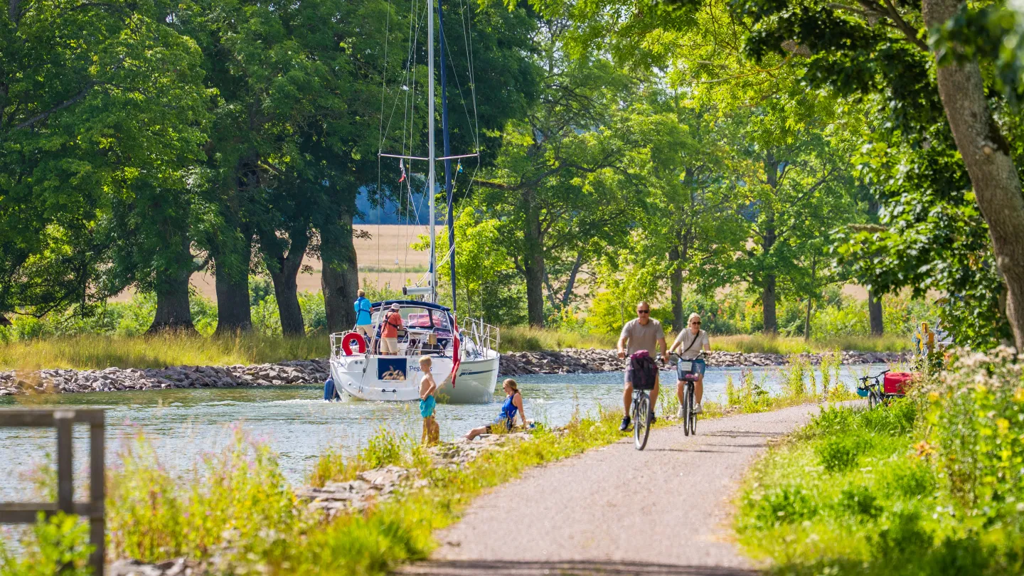 Cyklister och båtar vid Göta kanal 