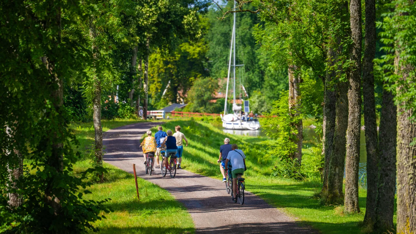 Ett gäng cyklar längs Göta kanal 