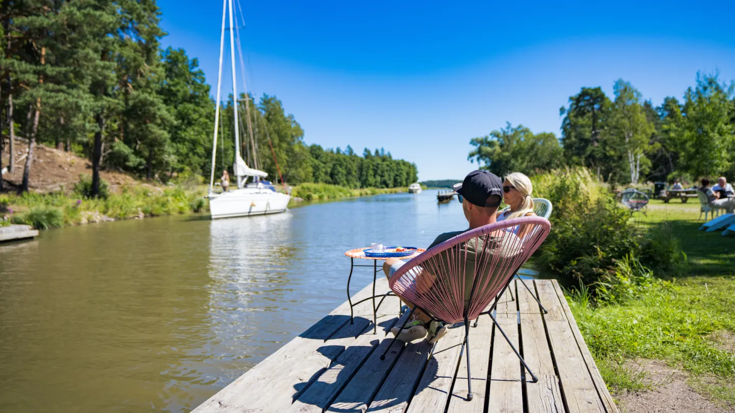 Par njuter på brygga vid Göta kanal