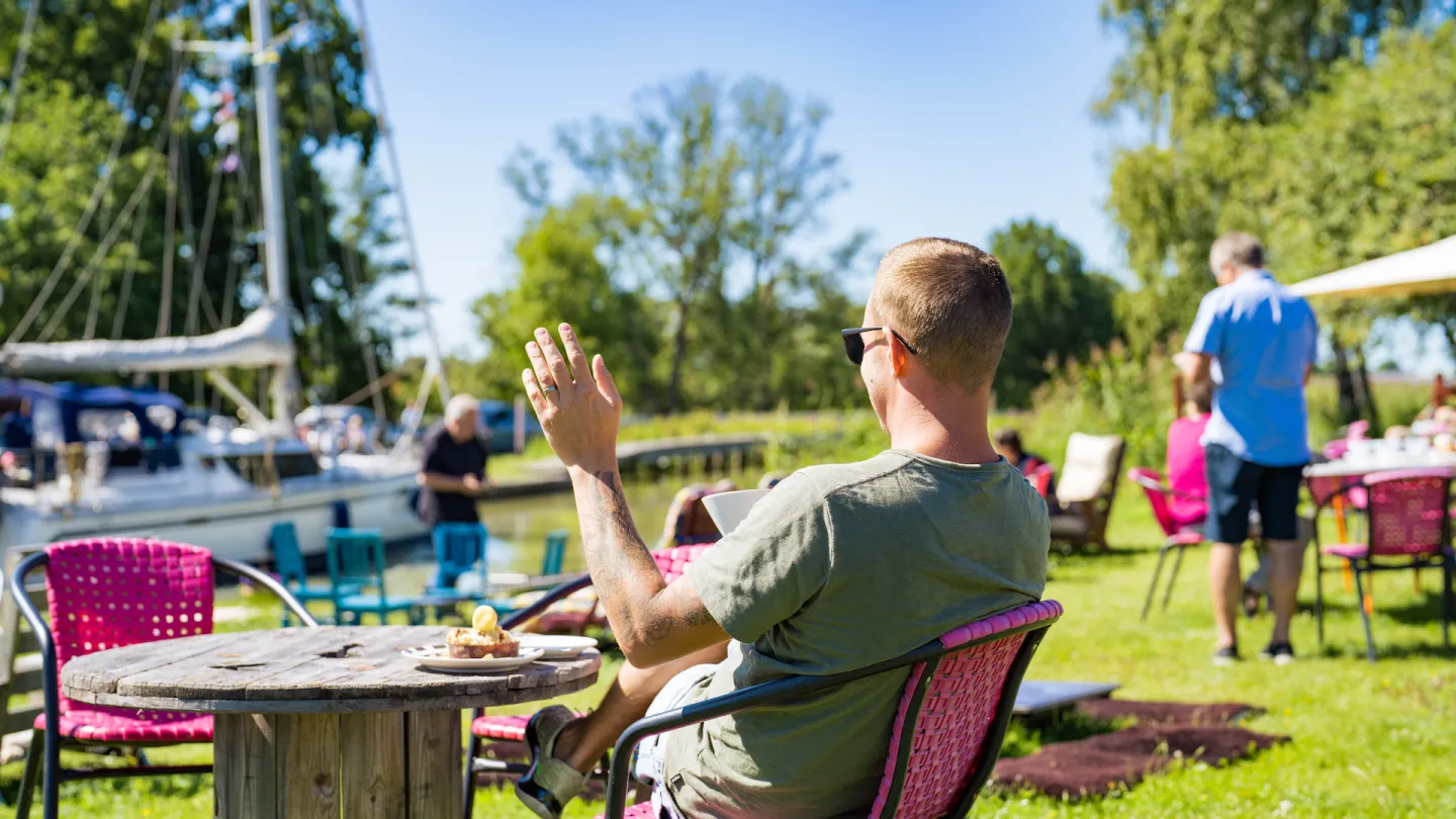 Fika vid kanalkanten