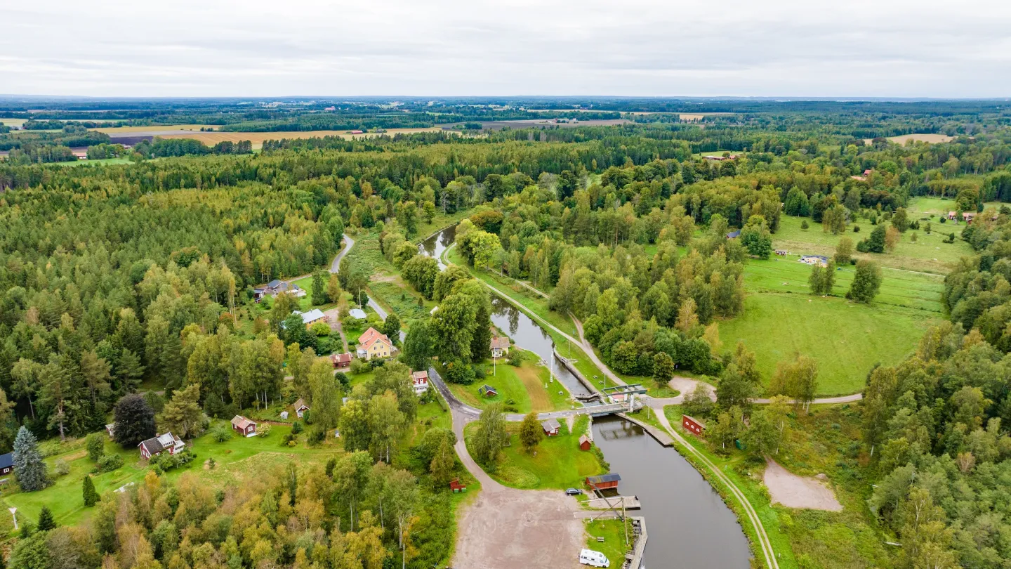 Flygbild över Tåtorps sluss och bro