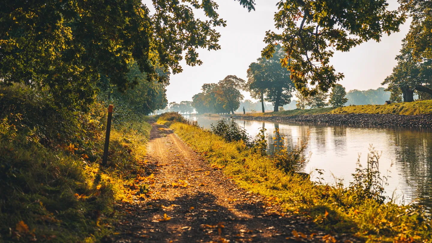 Dragvägen längs Göta kanal i höstfärger