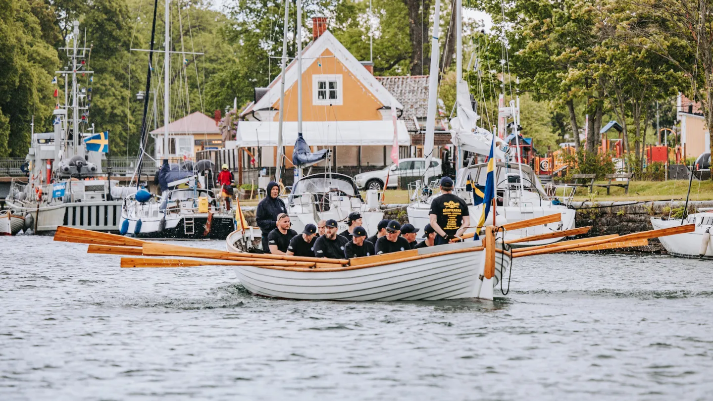 Marinkåren ror i Göta kanal