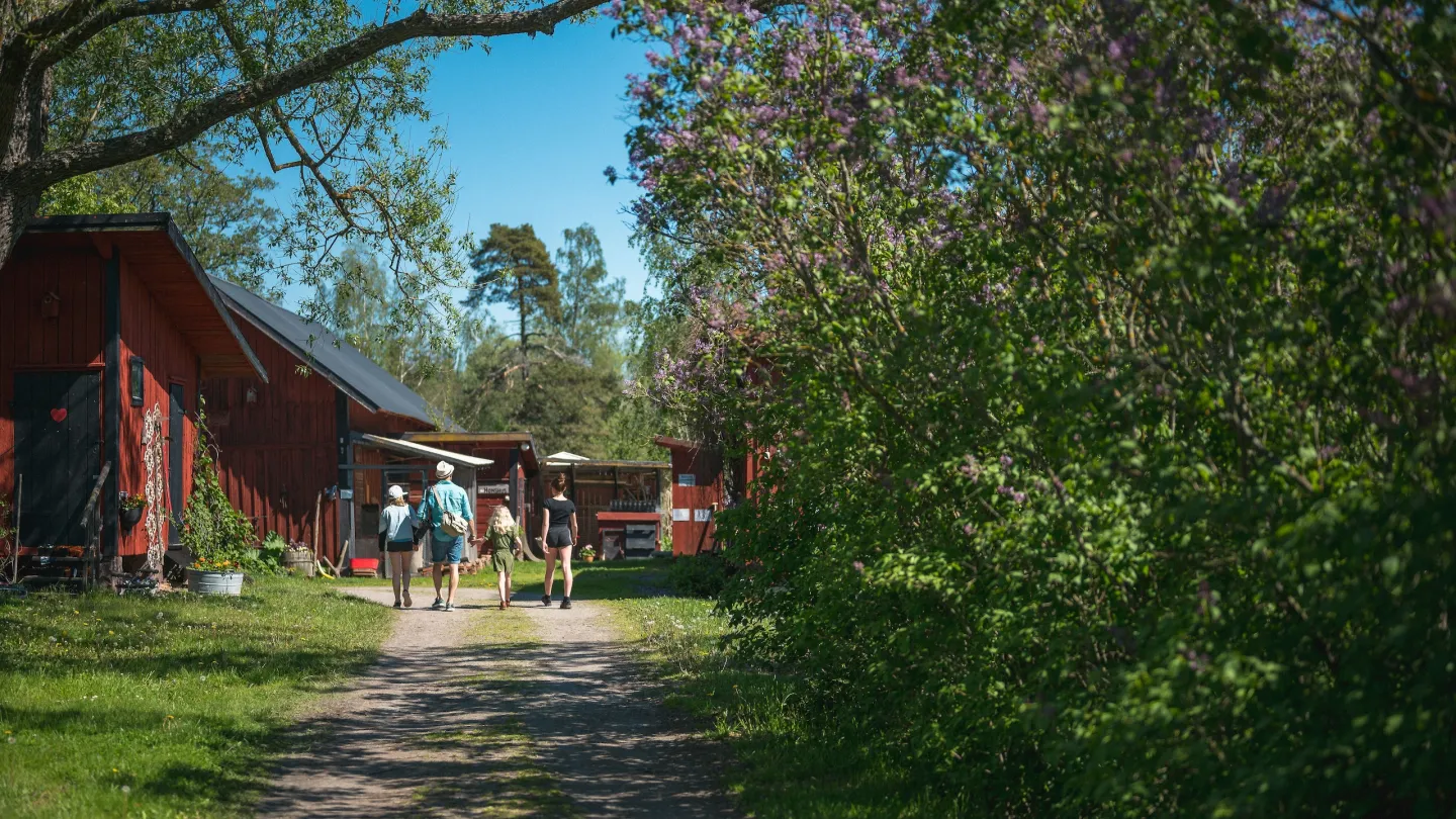 Familj på väg till fiket vid Brådtom sluss