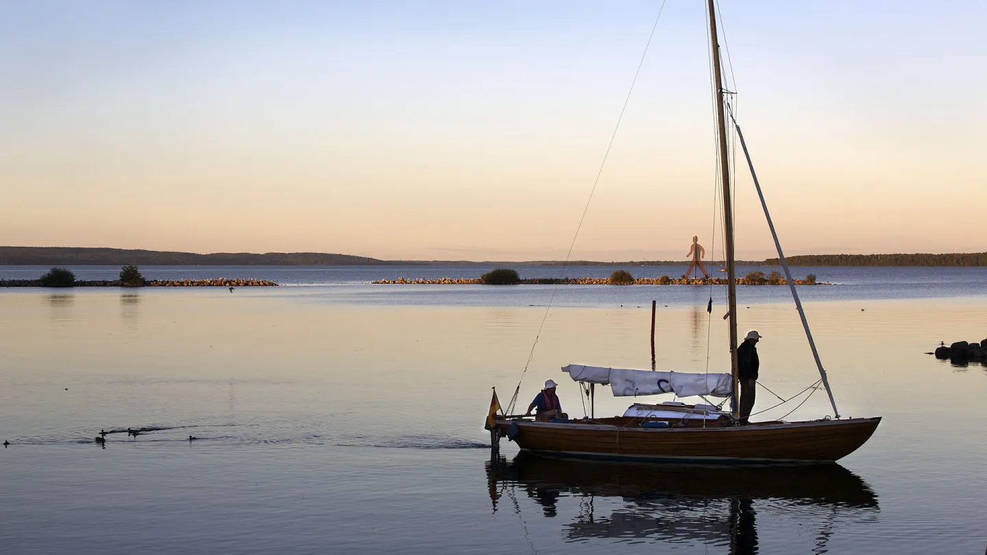 Segelbåt i kvällsljus på Roxen