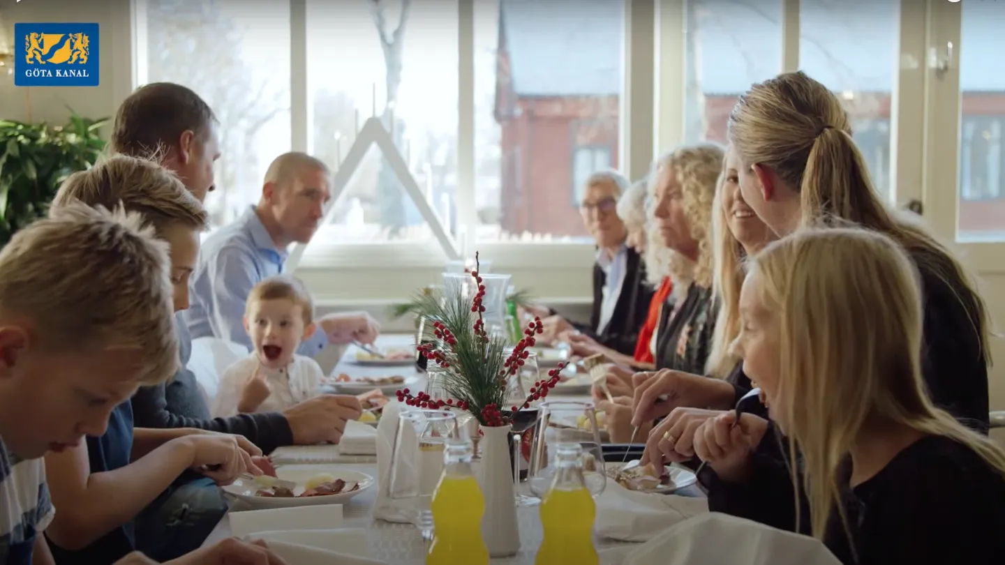 Familj äter julbord