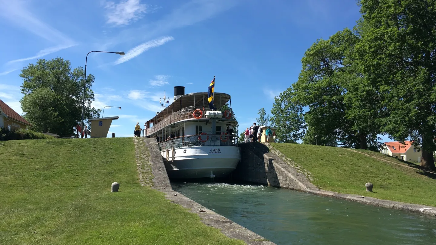 Juno på väg in i sluss i Berg