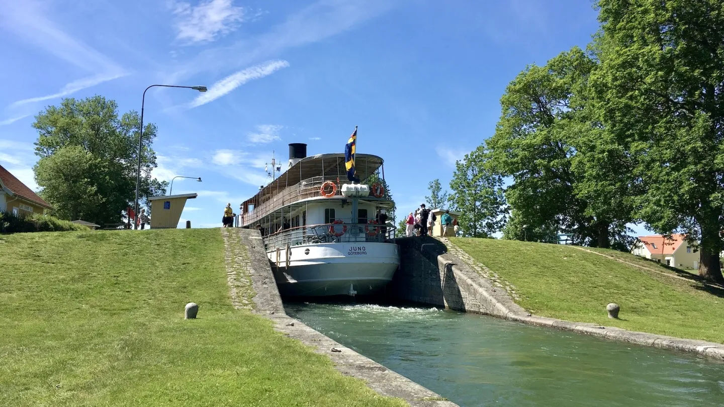 Juno på väg in i sluss i Berg