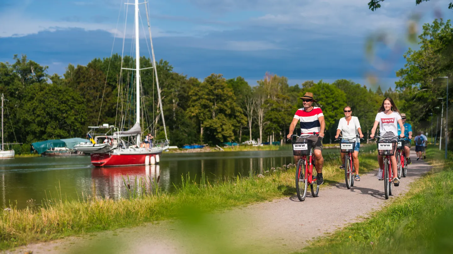 Cyklister på hyrcyklar längs Göta kanal