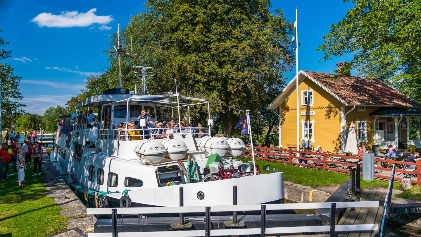 M/S Bellevue i slussen i Hajstorp