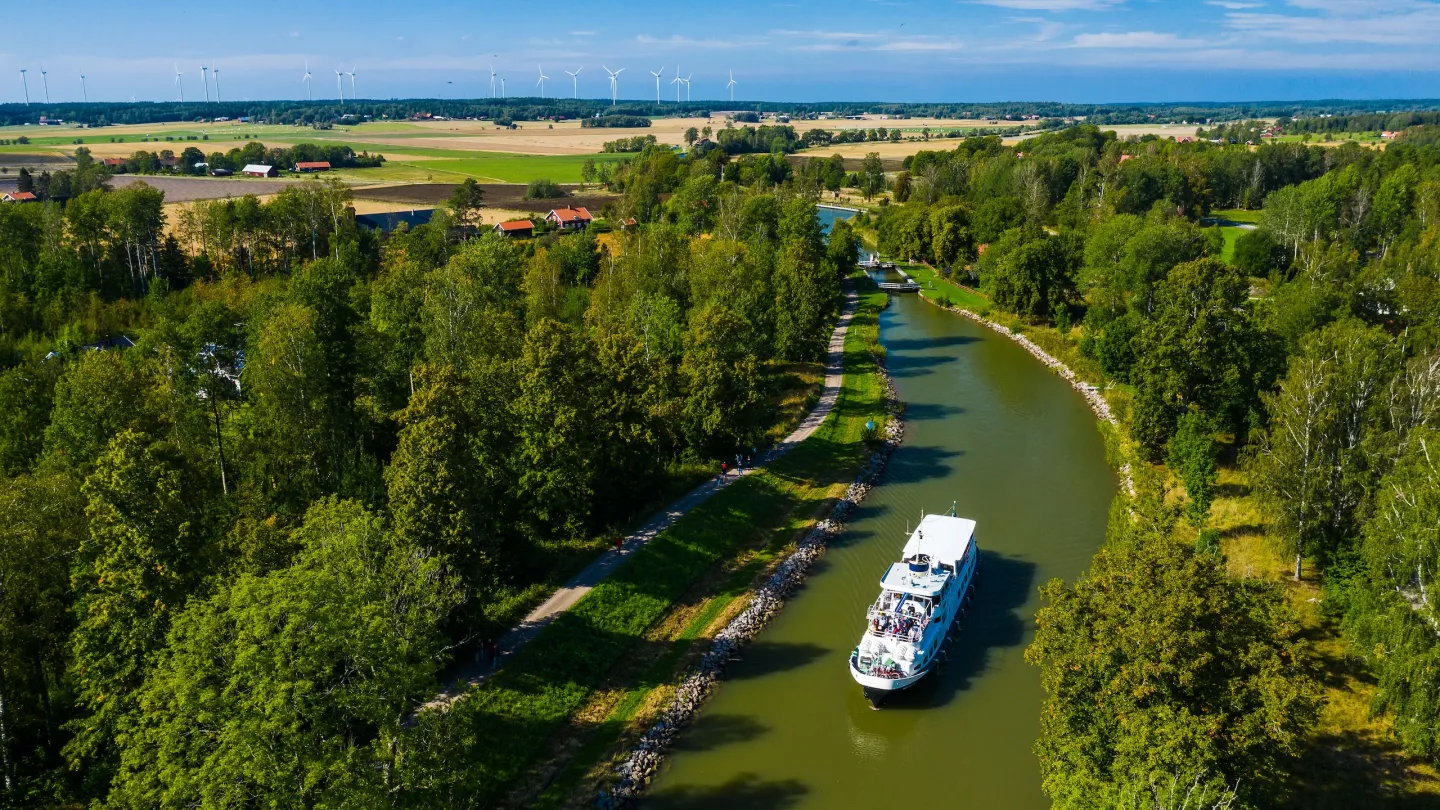 Flygbild på passagerarbåt på Göta kanal