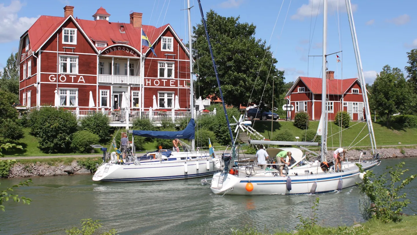 Segelbåtar framför Göta hotell