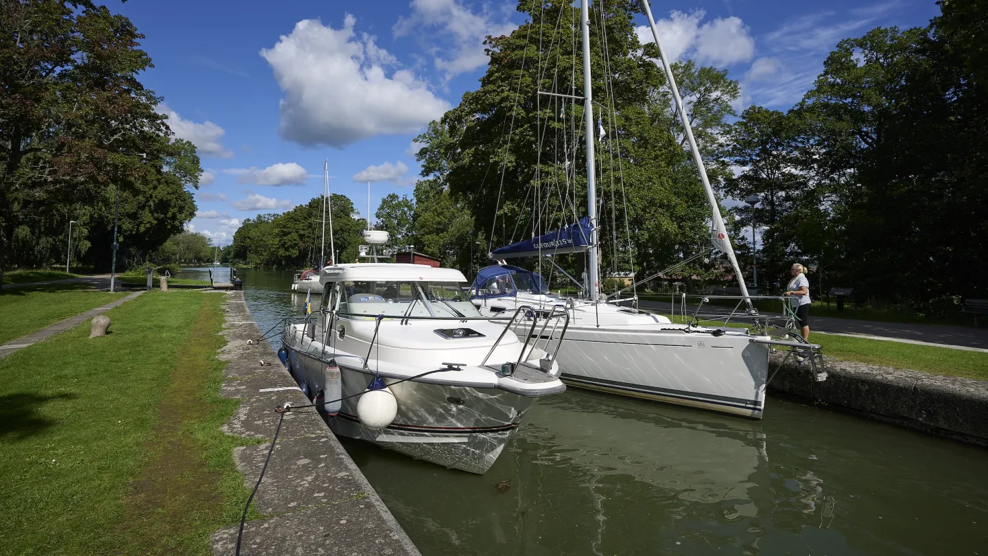 Två båtar i en sluss på Göta kanal