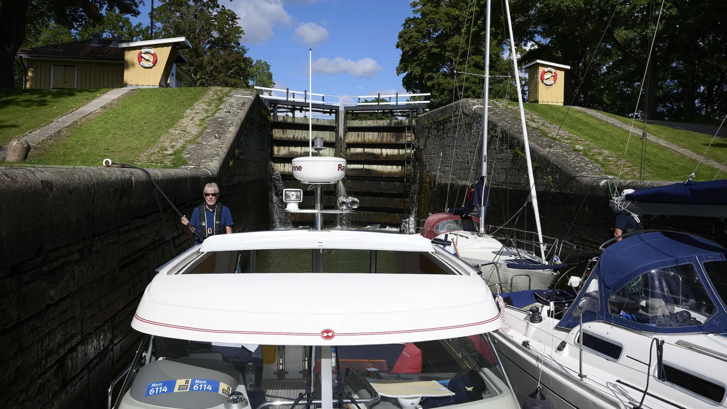 Man håller i en tamp i en sluss