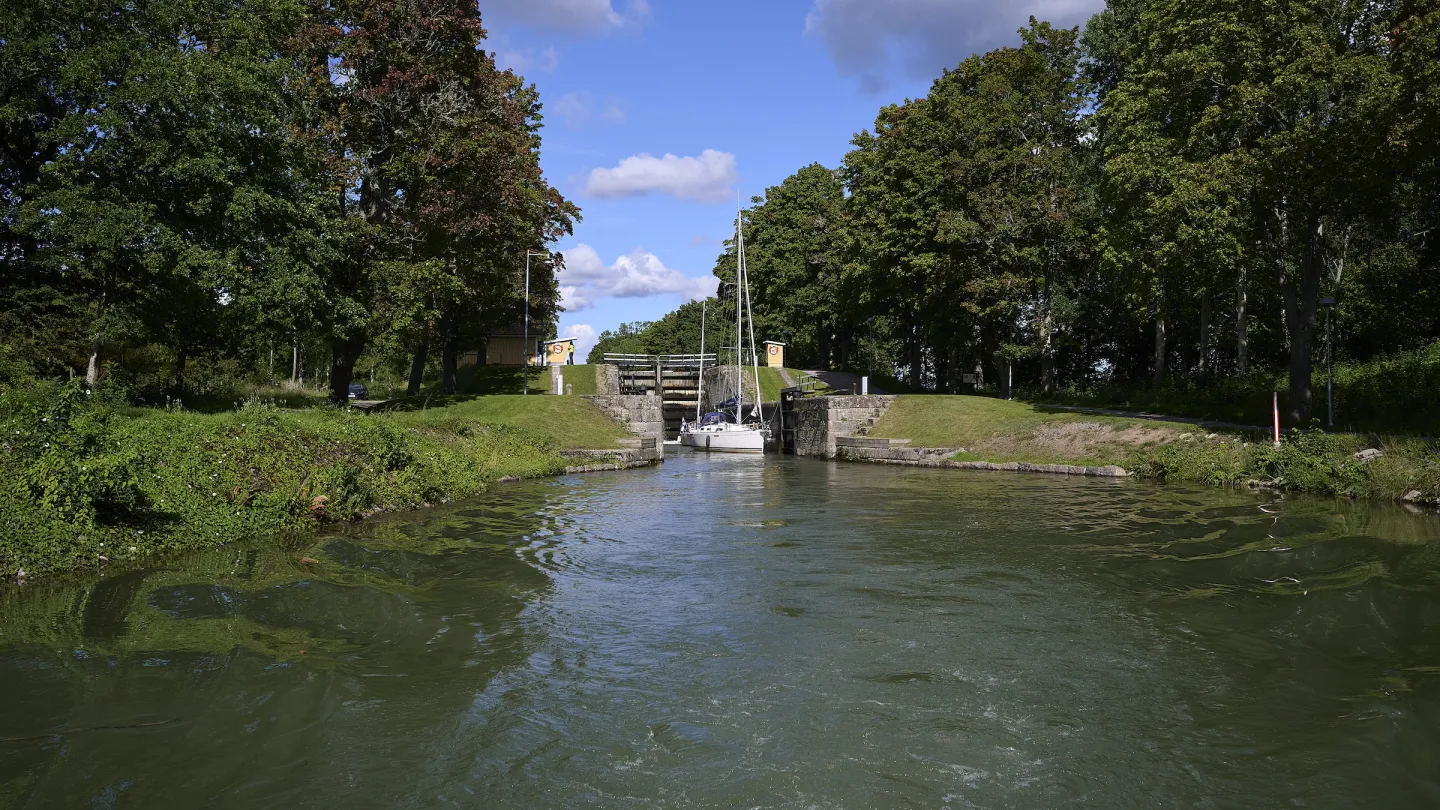 Båtar på väg ut ur sluss